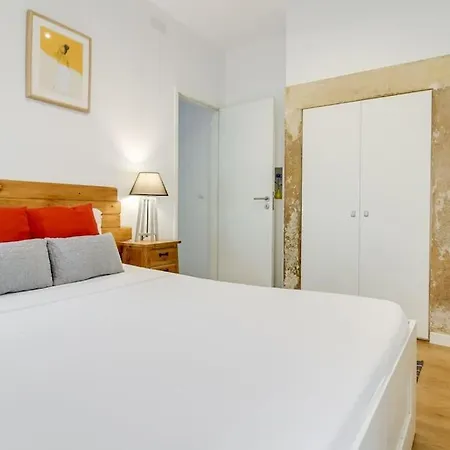 Homey One-bedroom In Alcantara Lisboa