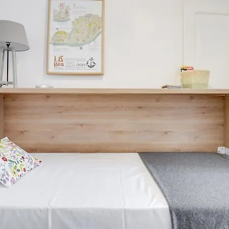 Homey One-bedroom In Alcantara Daire Lisboa